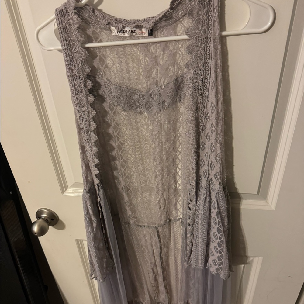 Gray lace and tulle long sleeveless vest, very pretty and delicate, size medium